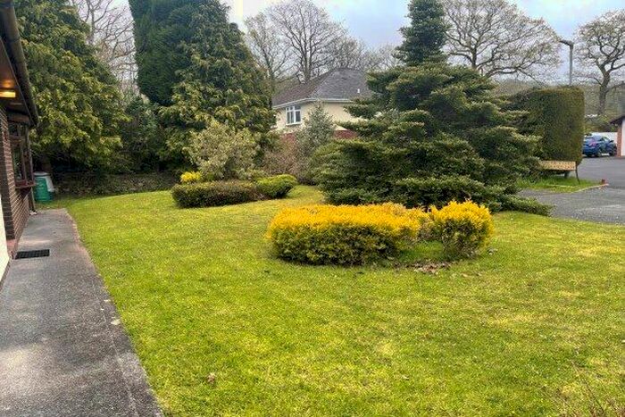 3 Bedroom Bungalow To Rent In Woodlands Park, Rhydaman, SA18