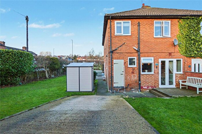 3 Bedroom Semi Detached House For Sale In Robins Grove, Rothwell, Leeds, West Yorkshire, LS26