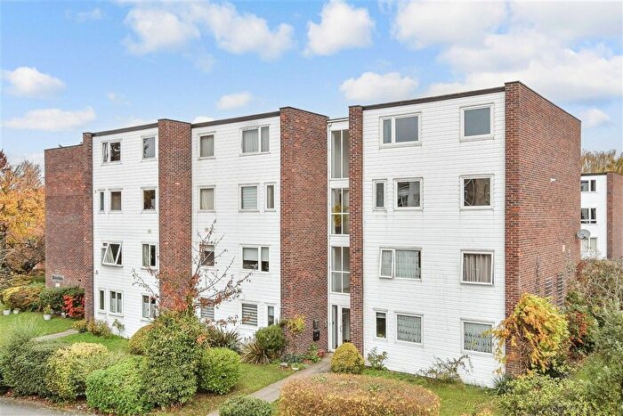 4 Bedroom Flat For Sale In Woodcote Road, Wallington, Surrey, SM6