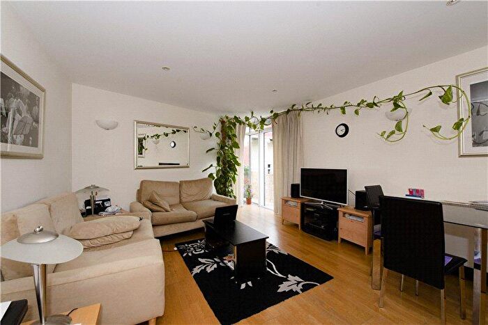 2 Bedroom Flat To Rent In Arcadia Court, Lowther Road, N7