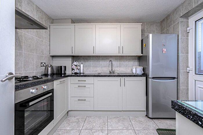 2 Bedroom Semi-Detached Bungalow For Sale In Weavers Crescent, Kirkcaldy, KY2