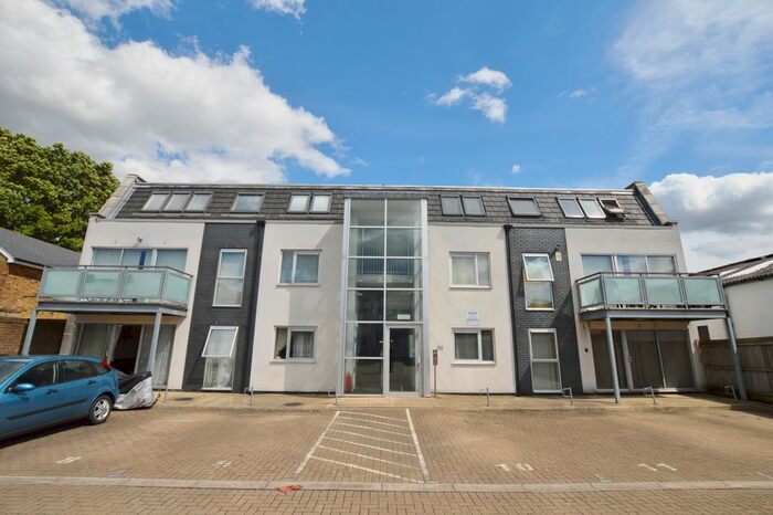 2 Bedroom Flat To Rent In Turners Hill, Cheshunt, EN8