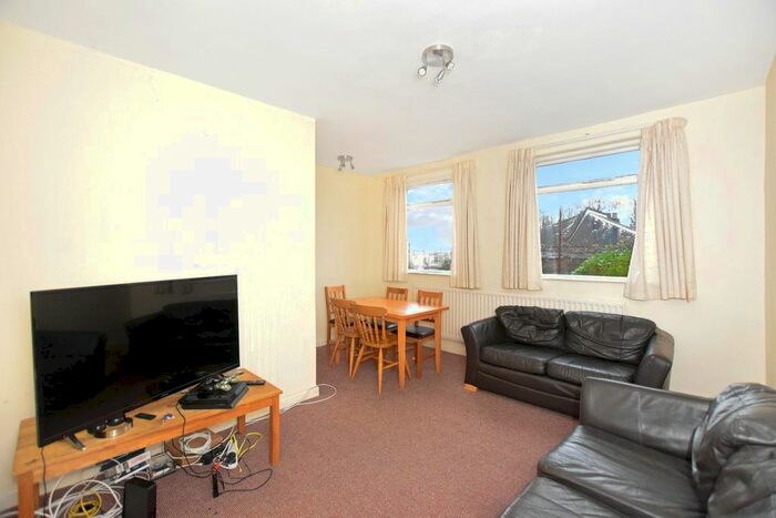 4 Bedroom Semi-Detached House To Rent In Newcombe Road, Southampton, SO15