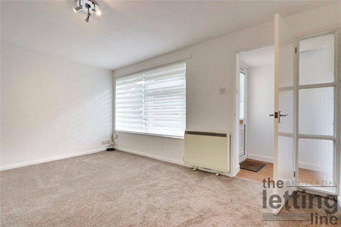 1 Bedroom Maisonette To Rent In Chase Side, Enfield, Middlesex, EN2