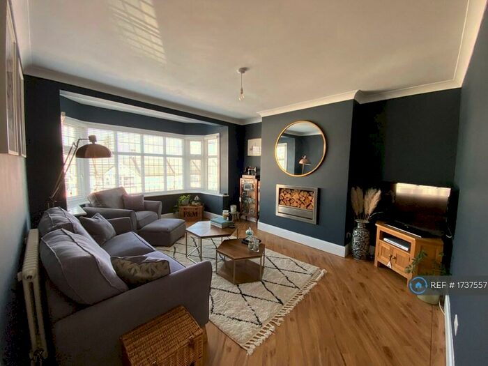 2 Bedroom Flat To Rent In London Road, Leigh-On-Sea, SS9