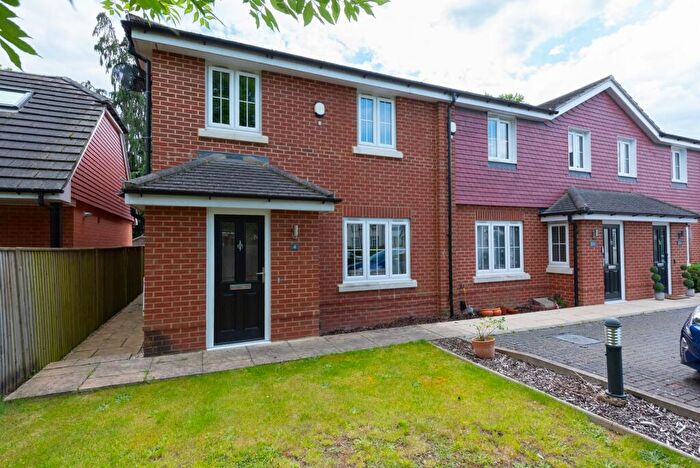 3 Bedroom End Of Terrace House For Sale In Church Road West, Farnborough, GU14