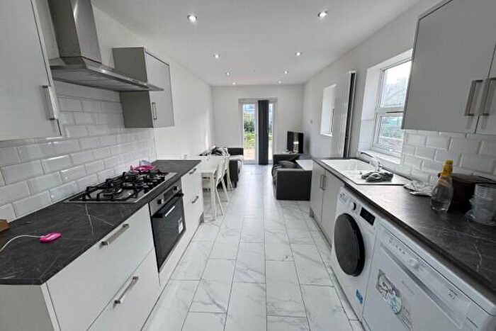 6 Bedroom Terraced House To Rent In Minny Street Cardiff, CF24