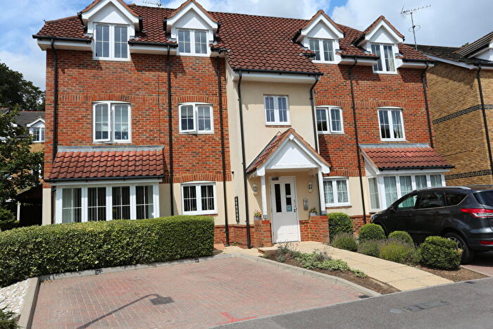 2 Bedroom Flat To Rent In Badgers Rise, Woodley, Reading, Berkshire, RG5