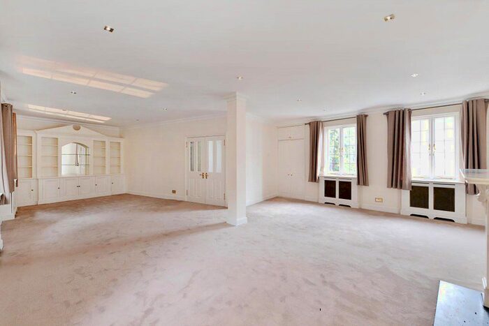 3 Bedroom Property To Rent In Pont Street Mews, London, SW1X