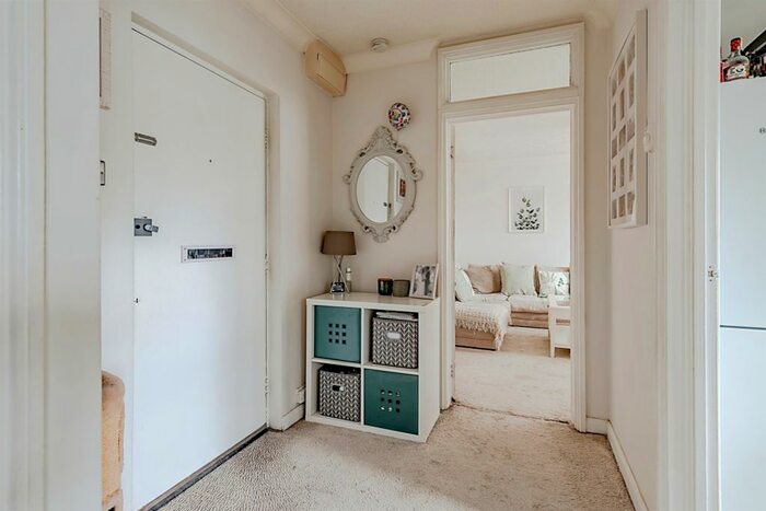 1 Bedroom Flat For Sale In Brighton Road, Salfords, Redhill, RH1