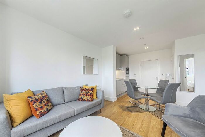 1 Bedroom Flat To Rent In Home Park Mill Link, Kings Langley, Hertfordshire, WD4