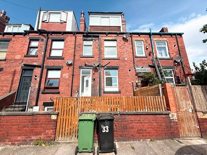 2 Bedroom Flat To Rent In Hayleigh Mount, Leeds, West Yorkshire, LS13
