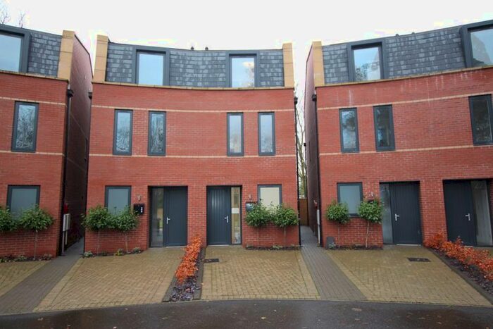 4 Bedroom Semi-Detached House To Rent In The Curve, Welholme Road, Grimsby, DN32