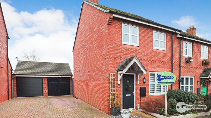 3 Bedroom Semi Detached House For Sale In Holywell Fields, Hinckley, LE10