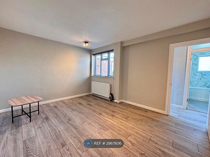 2 Bedroom Flat To Rent In Field End Road, Pinner, HA5