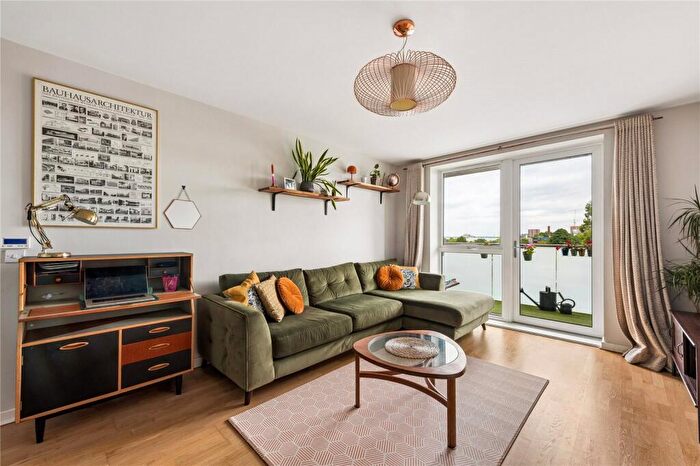 3 Bedroom Apartment For Sale In Bathurst Square, London, N15