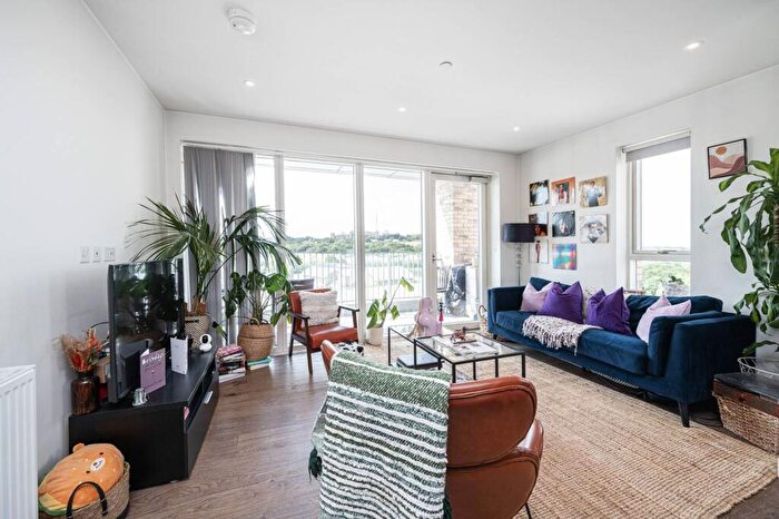 2 Bedroom Flat For Sale In Alexandra Gate, Hornsey, London, N8