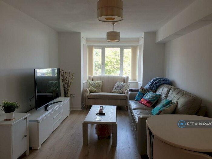 2 Bedroom Flat To Rent In Victoria Grove, Newbury, RG14