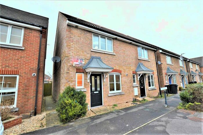3 Bedroom Semi-Detached House To Rent In Headlands Grove, Swindon, SN2