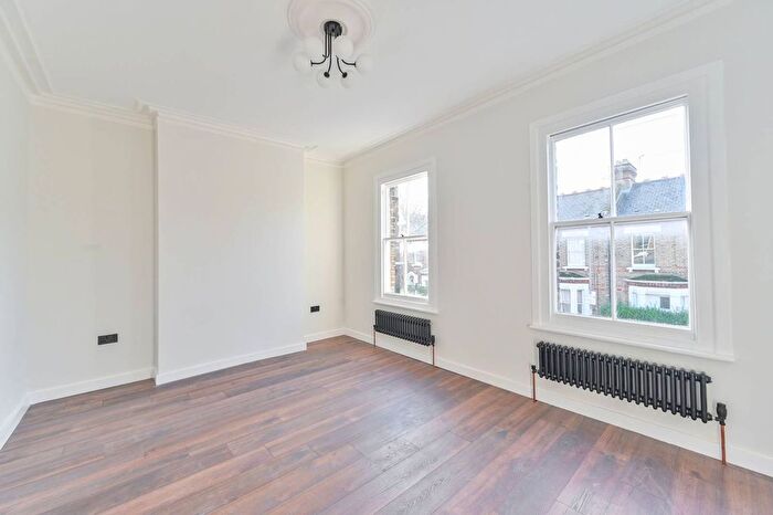 1 Bedroom Flat For Sale In Grayshott Road, Shaftesbury Estate, London, SW11