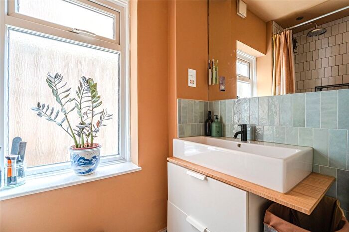 2 Bedroom Flat For Sale In Deronda Road, London, SE24