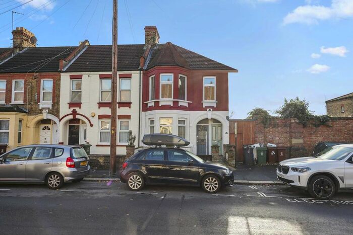 2 Bedroom Flat To Rent In Clementina Road, Leyton, E10