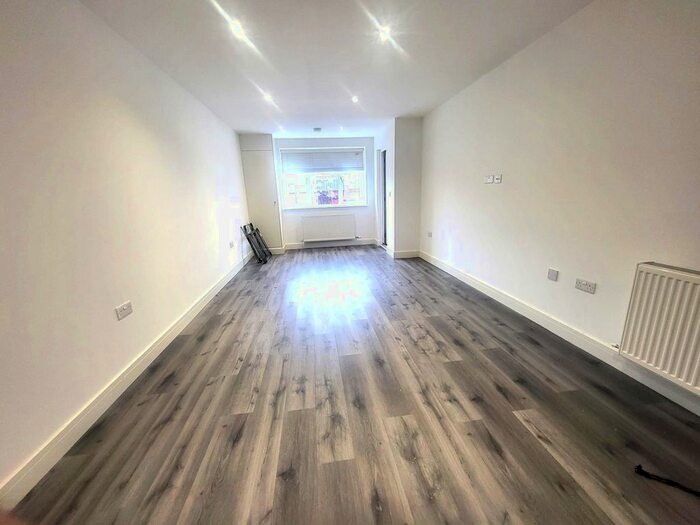 2 Bedroom Flat To Rent In A High Street, Hounslow, Greater London, TW3