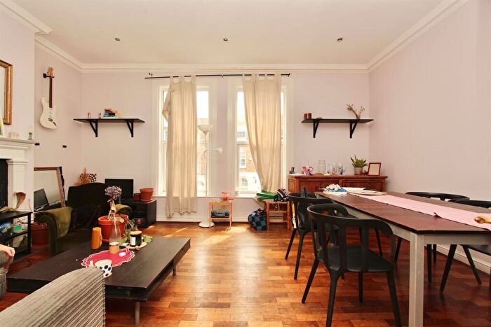 3 Bedroom Maisonette For Sale In Balls Pond Road, N1
