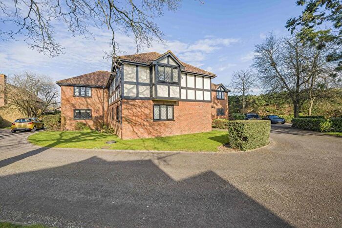 1 Bedroom Flat To Rent In Old Windsor Newton Court, SL4