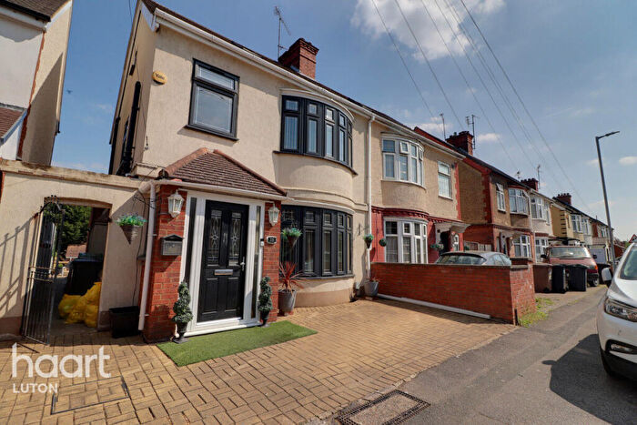 4 Bedroom Semi-Detached House For Sale In Carlton Crescent, Luton, LU3