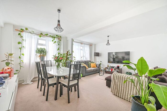 3 Bedroom Flat For Sale In Ashford Court, Cricklewood, London, NW2