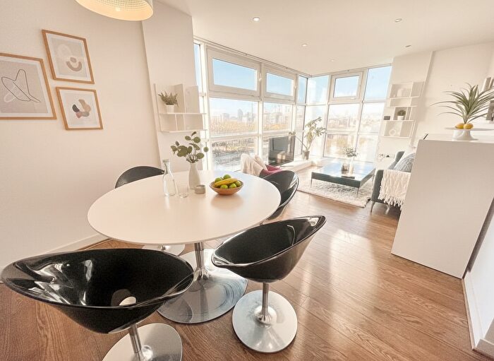 2 Bedroom Flat To Rent In Phoenix Way, London, SW18