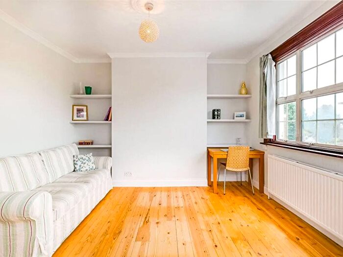 1 Bedroom Flat For Sale In Askew Road, Wendell Park, London, W12