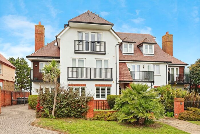 2 Bedroom Flat For Sale In Kingsgate Avenue, Broadstairs, Kent, CT10