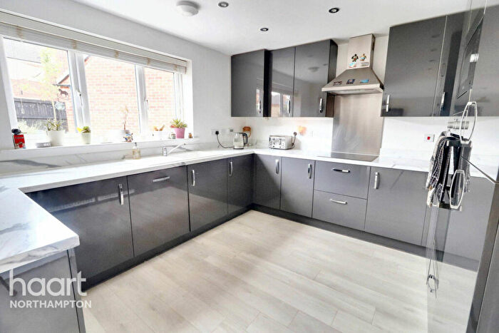 5 Bedroom Detached House For Sale In Eider Close, Northampton, NN4