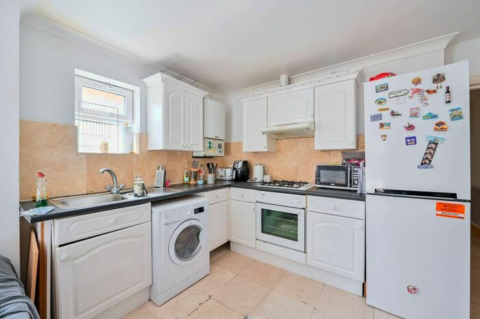3 Bedroom Flat To Rent In Tooting Bec Road, Tooting Bec, London, SW17