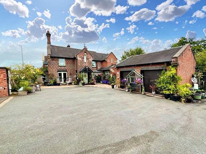 3 Bedroom Semi-Detached House For Sale In Park Road, Silverdale, ST5