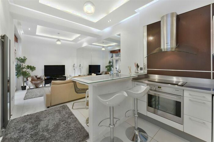 2 Bedroom Flat To Rent In Courtfield Gardens, Earls Court, SW5