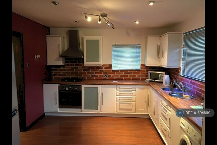 3 Bedroom Bungalow To Rent In Summerfield Avenue, Kingswinford, DY6