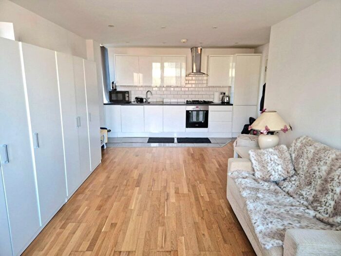 2 Bedroom Flat To Rent In London Road, Bracknell, Berkshire, RG12