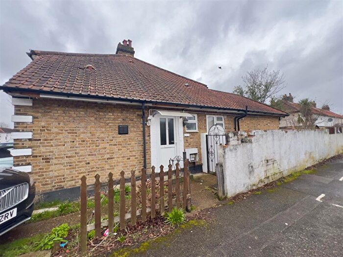 4 Bedroom Detached House To Rent In The Greenway, Uxbridge, Middlesex, UB8