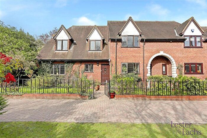 3 Bedroom Semi Detached House For Sale In Barton Friars, Chigwell, IG7