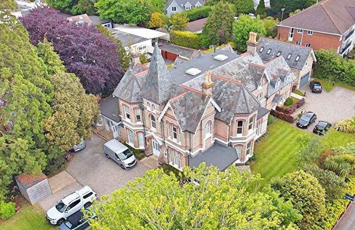 3 Bedroom Flat To Rent In Cavendish Road, Dean Park, BH1