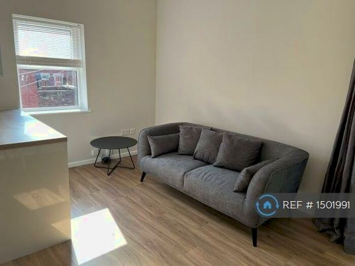 2 Bedroom Flat To Rent In Highbury Court, Leeds, LS6