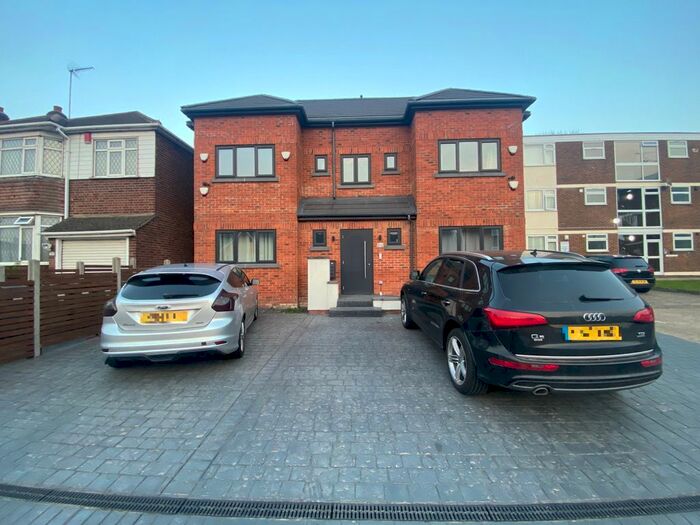 2 Bedroom Flat To Rent In Sewardstone Road, London, E4