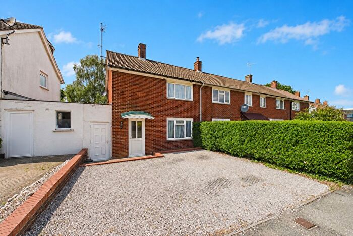 2 Bedroom End Of Terrace House To Rent In South Lynn Crescent, Bracknell, Berkshire, RG12