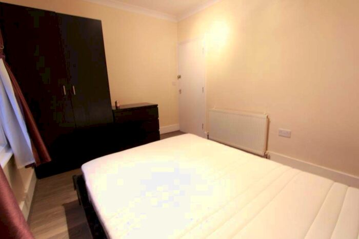 2 Bedroom Flat To Rent In Woodhouse Road, London, N12