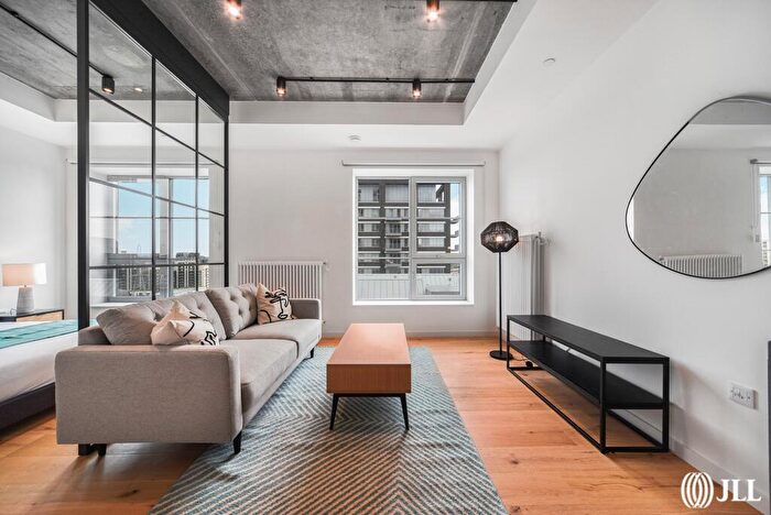 Apartment To Rent In Douglass Tower, Good Luck Hope, E14