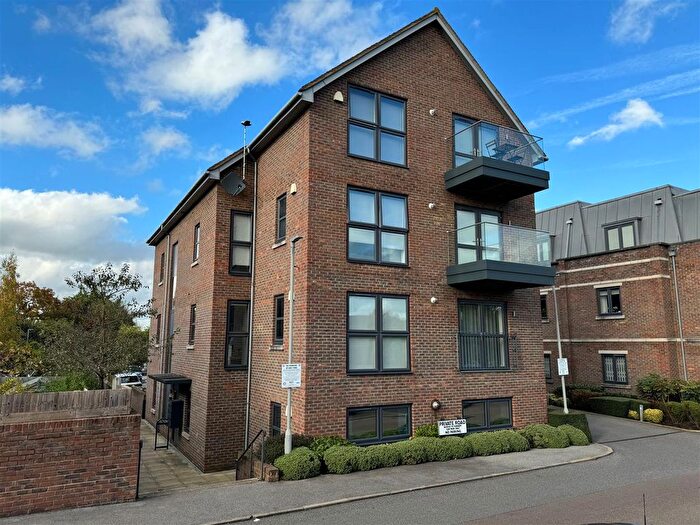 2 Bedroom Flat To Rent In Aspen Place, Bushey Heath, WD23