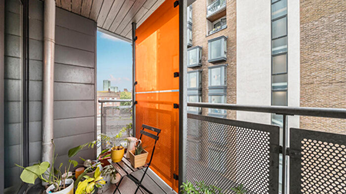 2 Bedroom Flat For Sale In Taylor Place, Bow, E3